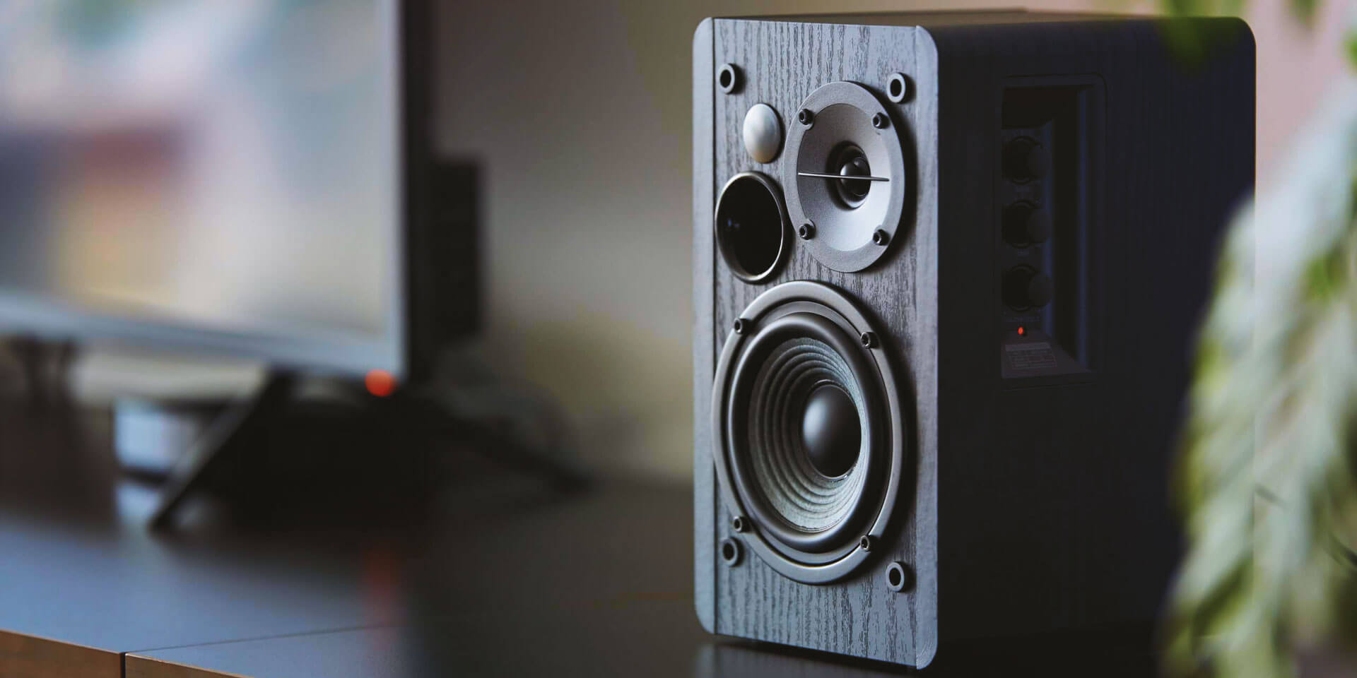 can-i-connect-bookshelf-speakers-to-my-tv